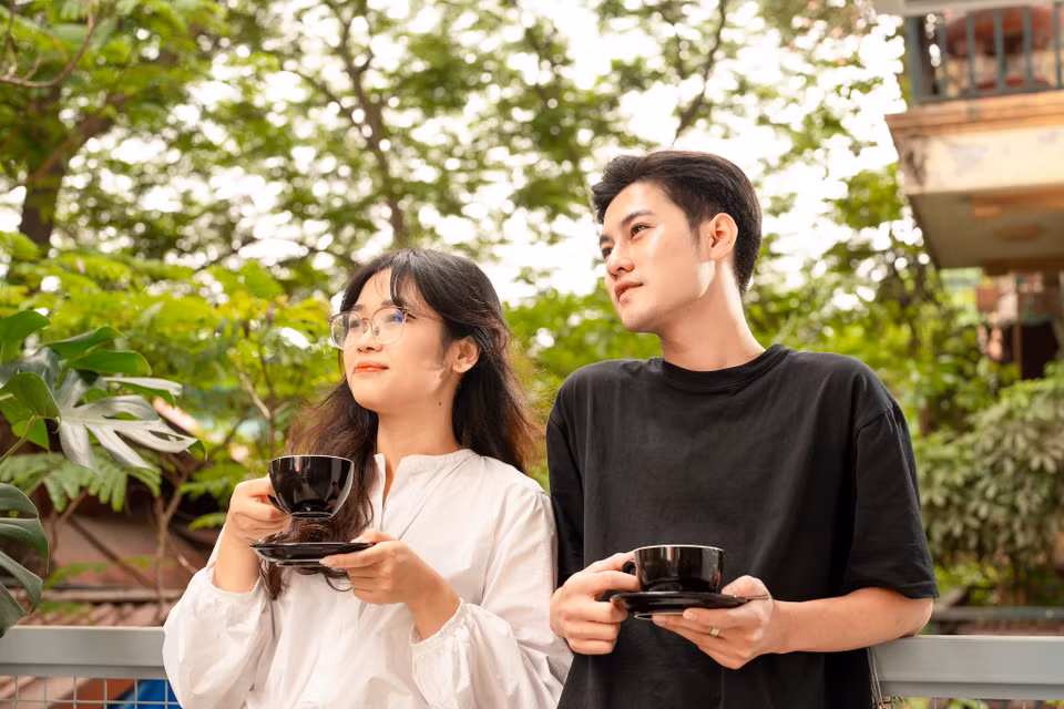 Đình Hảo, một khách hàng thường xuyên của quán chia sẻ: “Giới trẻ bọn mình là thế hệ bắt đầu được lớn lên cùng sữa tươi vậy nên các loại đồ uống có pha sữa luôn khiến bọn mình cảm thấy rất dễ chịu. Mình và bạn mình yêu thích Latte nóng ở đây bởi cảm giác sánh mịn ngọt thơm vị sữa tự nhiên hòa quyện với hương vị cà phê tươi mới vô cùng hấp dẫn và không bị đậm gắt như cà phê truyền thống”. (Ảnh: PV/Vietnam+)