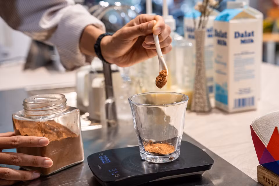 Theo các barista chuyên nghiệp, Sữa Tươi Thanh Trùng Dalatmilk cũng đồng thời nâng tầm hương vị đồ uống socola với những sáng tạo độc đáo không giới hạn. Ở phiên bản Chocolatte nóng, kỹ thuật Latte art sẽ thêm lần nữa được thăng hoa nhờ kết cấu ổn định và tinh tế từ Sữa Tươi Thanh Trùng Dalatmilk. Vậy là không chỉ thỏa mãn chất lượng thơm ngon cho đồ uống, Dalatmilk còn giúp tôn vinh vẻ đẹp bất tận của nghệ thuật tạo hình từ lớp bọt sữa mềm mại sánh mịn đến vô cùng. (Ảnh: PV/Vietnam+)
