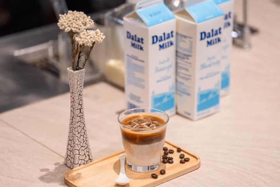 “Chúng tôi luôn đảm bảo Sữa Tươi Thanh Trùng Dalatmilk được bảo quản ở độ lạnh lý tưởng để khi gặp Espresso ấm nóng, chúng sẽ kết nối những nốt hương đặc biệt của cả hai loại hạt Fine Robusta cao cấp rang ở mức Medium Dark. Từ đó các nguyên liệu hoà quyện và bung tỏa mọi nốt hương phong phú nhất. Khách hàng sẽ cảm nhận được hương vị đặc trưng của hạt nướng, trái cây khô, chocolate, caramel và nho khô trong ly “Bạc không xỉu” - Đại diện của quán chia sẻ. (Ảnh: PV/Vietnam+)