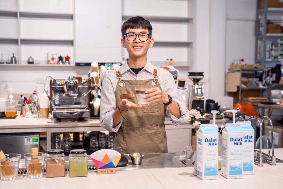 Bạc Không Xỉu hay còn gọi Bạc Xỉu là đồ uống được cả giới trẻ lẫn khách hàng trung niên vô cùng yêu thích nhờ hương thơm đậm đà của 2 loại cà phê cao cấp Fine Robusta từ vùng Lâm Hà và Gia Lai kết hợp với vị ngọt dịu thuần khiết của sữa tươi Dalatmilk. Quá trình pha chế, barista sẽ tạo hỗn hợp sữa đặc cùng Sữa Tươi Thanh Trùng Dalatmilk ủ lạnh và đá viên tinh khiết. Sau đó là hàng loạt thao tác nhẹ nhàng nhằm chiết rót cà phê espresso theo dòng lên trên hỗn hợp sữa lạnh để tạo thành 2 mảng màu phân tầng đầy mĩ thuật. (Ảnh: PV/Vietnam+)