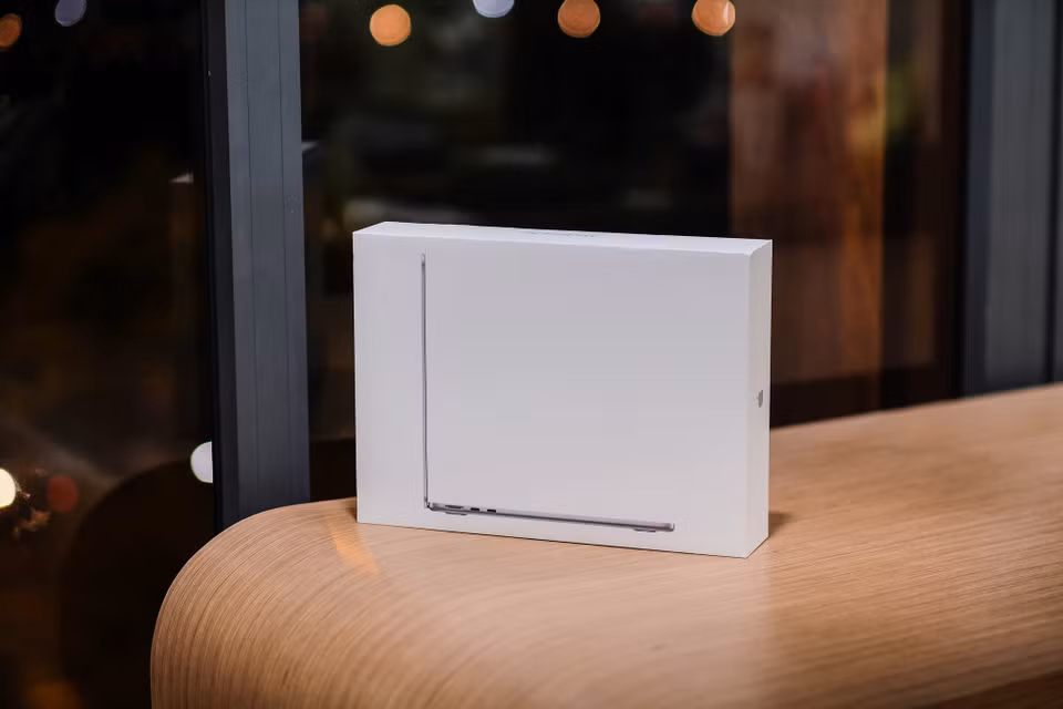 Ngay khi MacBook Air M2 được mở bán chính thức thì các đơn vị phân phối Apple chính hãng tại Việt Nam đã nhanh chóng sở hữu mẫu laptop này để khách hàng có thể trải nghiệm. (Ảnh: PV/Vietnam+)