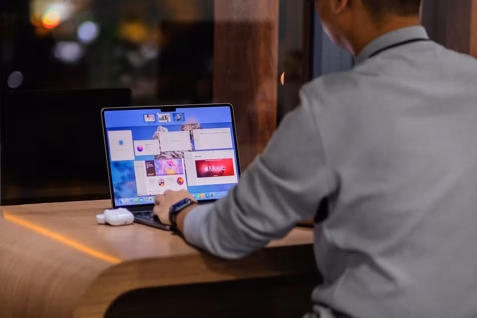 Theo đại diện CellphoneS, MacBook Air M2 có mức giá niêm yết từ 32,99 triệu đồng sẽ tiệm cận với phân khúc MacBook Pro nhiều hơn. Cùng với đó, trong thời gian tới Apple vẫn sẽ duy trì bán song song MacBook Air M1 và M2. (Ảnh: PV/Vietnam+)