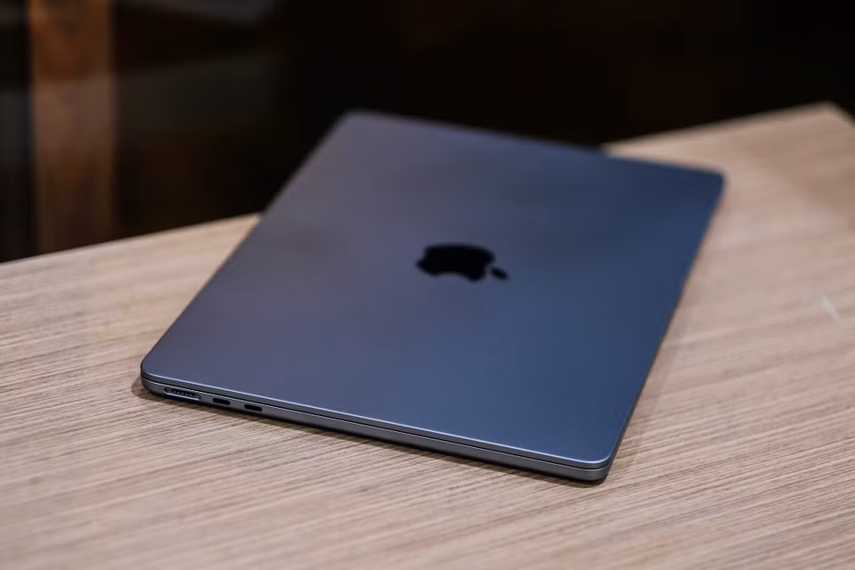 MacBook Air M2 2022 vẫn được hoàn thiện từ chất liệu kim loại nguyên khối tương tự người tiền nhiệm MacBook Air M1 2020 trước đây, điểm khác biệt là chiếc máy MacBook Air M2 có các cạnh phẳng tương tự như MacBook Pro và iMac. (Ảnh: PV/Vietnam+)