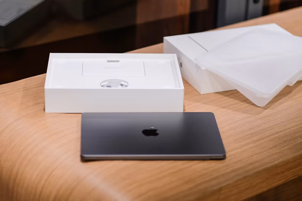 Phiên bản sử dụng chip M2 năm nay không còn mang trên mình thiết kế dạng vát mỏng về phía trước mà thay vào đó là các cạnh được trau chuốt vuông vắn, tỉ mỉ cả ở phần trên và dưới, cùng việc các góc được bo cong vừa phải giúp mang đến một chiếc MacBook Air nam tính. (Ảnh: PV/Vietnam+)