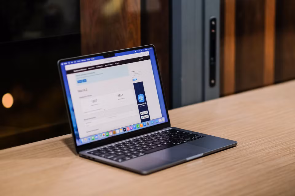 CellphoneS cũng bắt đầu mở đặt trước sản phẩm Macbook Air M2 chính hãng từ ngày 8/7 đến 4/8, dự kiến trả hàng từ ngày 5 - 12/8 tới với mức giá ưu đãi từ 31,49 triệu đồng. Riêng phiên bản cấu hình nâng cấp dự kiến sẽ trả hàng vào ngày 19/8. (Ảnh: PV/Vietnam+)
