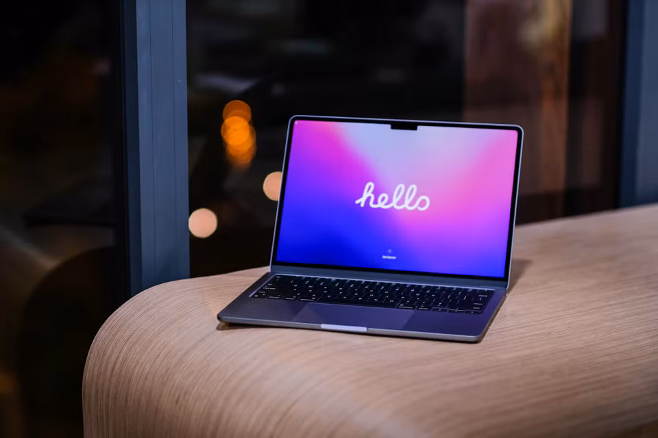 Thiết kế này gần như là bê nguyên từ Macbook Pro 14 sang nên tuy mỏng và nhẹ hơn, mẫu MacBook Air mới này lại cho cảm giác hơi thô, dày, cục mịch. (Ảnh: PV/Vietnam+)