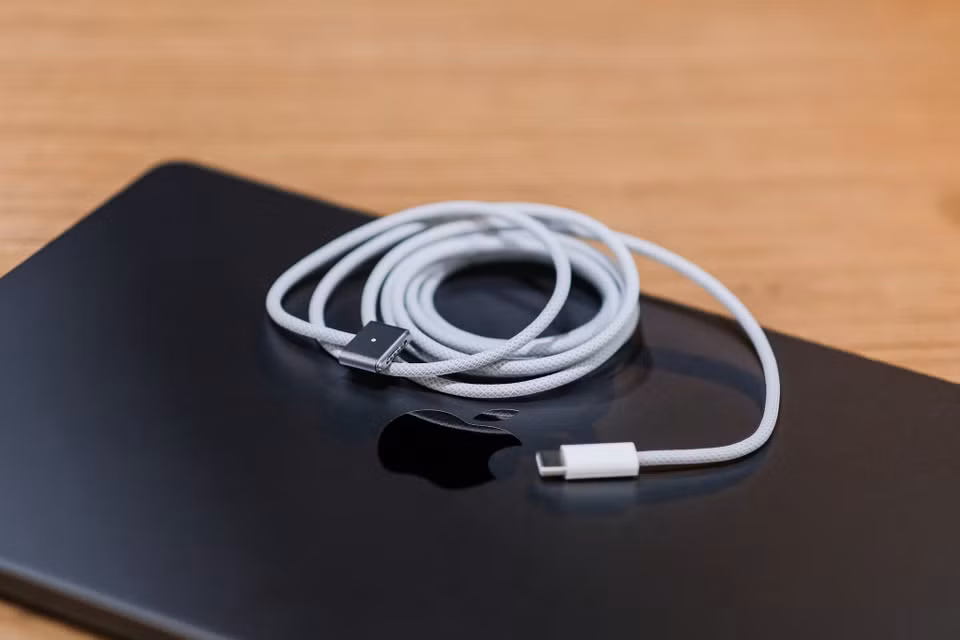Apple cũng 'hồi sinh' cổng sạc MagSafe trên thiết bị sau 7 năm vắng bóng trên dòng sản phẩm này. (Ảnh: PV/Vietnam+)
