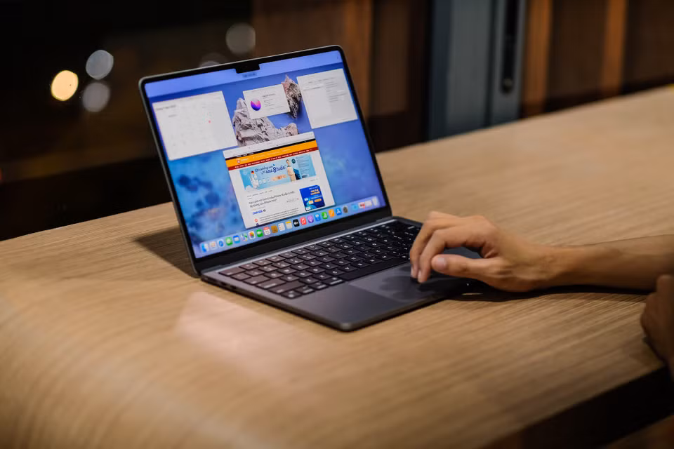 Về khả năng hiển thị, MacBook Air M2 2022 có kích thước màn hình lớn hơn 13,6 inch và cho độ sáng hơn 25% so với thế hệ tiền nhiệm. (Ảnh: PV/Vietnam+)