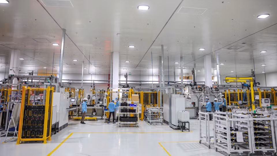 Không có quá nhiều công nhân trong nhà máy pin bởi hầu hết các công đoạn đều được làm tự động bằng robot, nhằm đảm bảo tính chính xác 100%. (Ảnh: Minh Sơn/Vietnam+)