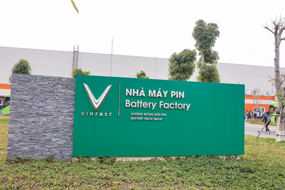 VinFast vừa chính thức bàn giao lô xe điện thông minh đầu tiên VF e34 cho khách hàng đặt mua trước đó. (Ảnh: Minh Sơn/Vietnam+)
