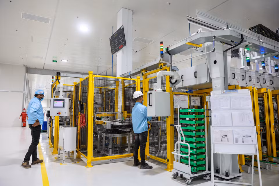 Các cellpin sẽ trải qua nhiều công đoạn như lắp vào các vỏ holder nhựa, lắp ống làm mát hay được nối với nhau qua các tấm điện cực… một cách tự động. (Ảnh: Minh Sơn/Vietnam+)