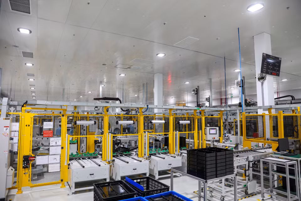 Tại đây, pack pin hoàn chỉnh được lắp ráp với những quy trình, kiểm định nghiêm ngặt. Các ống mát sẽ được kiểm tra rò khí, kiểm soát chống rò tuyệt đối. (Ảnh: Minh Sơn/Vietnam+)