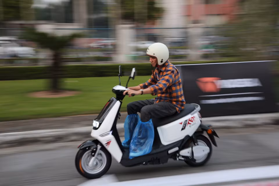Yadea G5 được phân phối với giá bán lẻ đề xuất 39,99 triệu với 4 lựa chọn về màu sắc: Trắng sứ, Đỏ kim, Đen tuyền và Xám bạc. (Ảnh: Minh Sơn/Vietnam+)