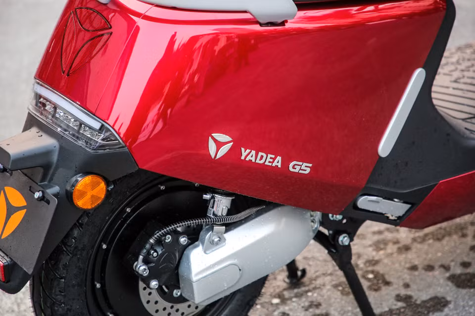 Yadea G5 được trang bị động cơ một chiều không chổi than GTR 4.0 công suất 1200w đạt tiêu chuẩn chống nước IPx7 (tương đương ngâm nước sâu 1 mét trong 30 phút vẫn hoạt động ổn định). (Ảnh: Minh Sơn/Vietnam+)