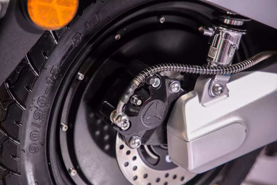 Động cơ GTR 4.0 kết hợp với bộ điều khiển tối ưu giúp có sẵn 2 chế độ lái ECO – tiết kiệm nhiên liệu và POWER – tăng tốc mạnh mẽ, chuyền đổi dễ dàng bằng nút bấm chức năng ngay trên tay lái xe. Tại chế độ ECO, tốc độ tối đa đạt 38km/h, chế độ POWER tốc độ tối đa đạt 52km/h. Cả hai chế độ lái đều phù hợp với nhu cầu sử dụng tại thị trường Việt Nam, đặc biệt là trong các đô thị đông đúc. (Ảnh: Minh Sơn/Vietnam+)