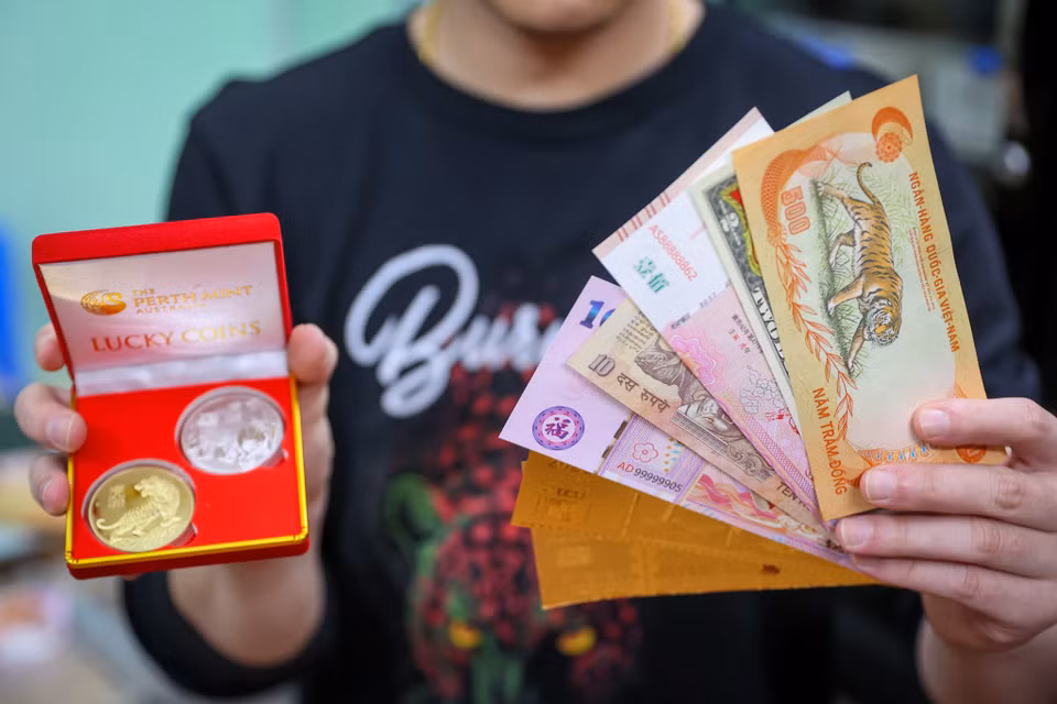Những ngày Tết đến xuân về, anh Hùng đã giới thiệu bộ sưu tập tiền lì xì in hình con hổ gồm tám loại như tiền giấy cổ, tiền xu và tiền lưu niệm. (Ảnh: Minh Sơn/Vietnam+)