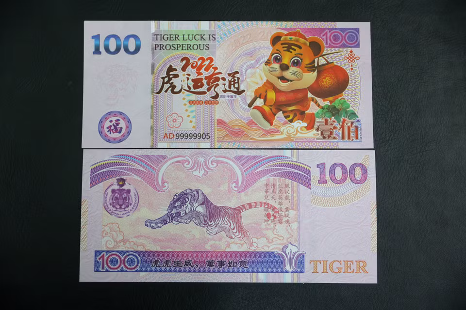 Tờ 100 có in hình con hổ là loại tiền lưu niệm của Đài Loan in ấn để làm tiền lì xì tết 2022 Nhâm Dần. Với lợi thế là giá rẻ nên đây là mẫu tiền lì xì được nhiều người chọn mua. (Ảnh: Minh Sơn/Vietnam+)