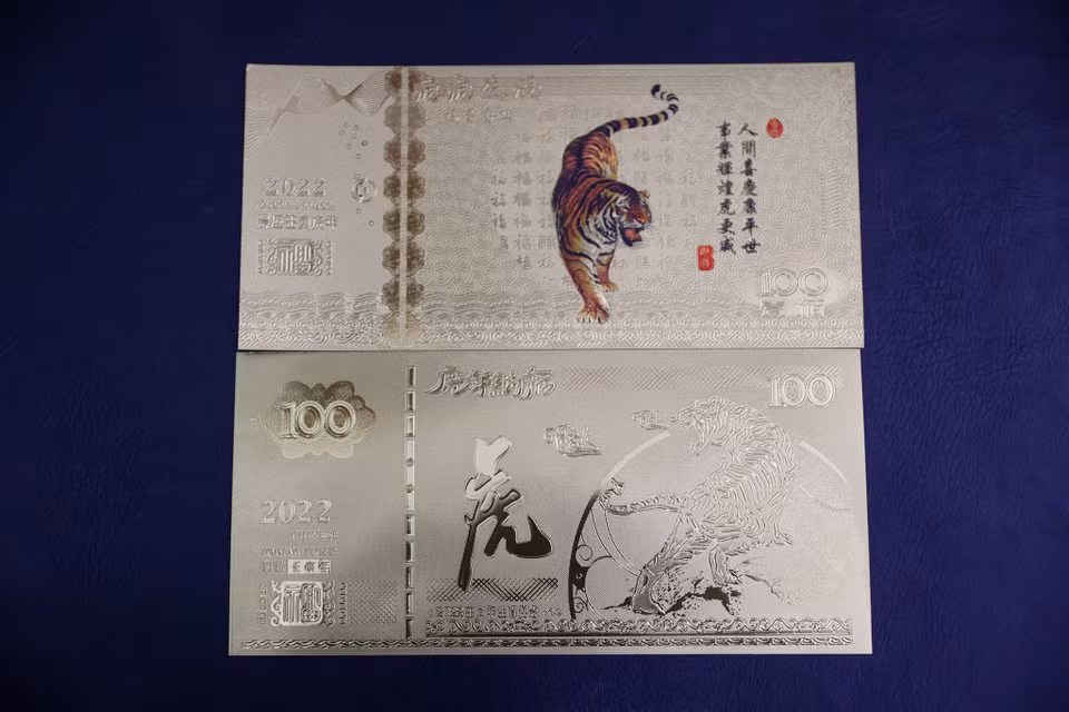 Tiền hình con hổ plastic mạ vàng là tờ tiền kỷ niệm do Macao phát hành năm 2022. (Ảnh: Minh Sơn/Vietnam+)