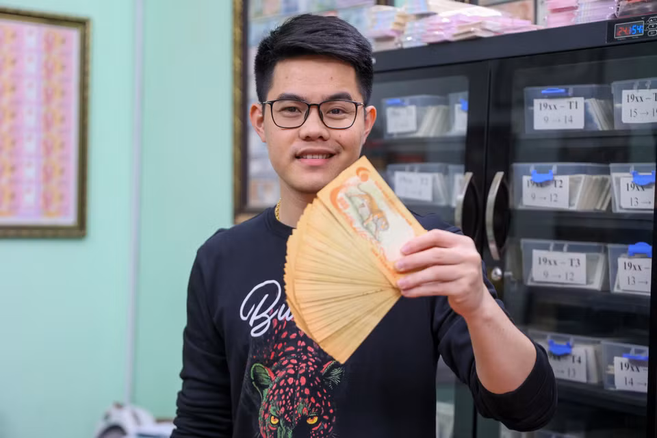 Phùng Văn Hùng hay còn được gọi 'Hùng Bá - Vua tiền tệ' là cái tên không còn xa lạ trên mạng xã hội. Anh nổi tiếng với bộ sưu tập các loại tiền cổ, số seri đẹp, seri ngày tháng năm sinh. Không chỉ vậy anh còn có sự hiểu biết về tiền tệ và vốn kiến thức lịch sử sâu rộng. (Ảnh: Minh Sơn/Vietnam+)