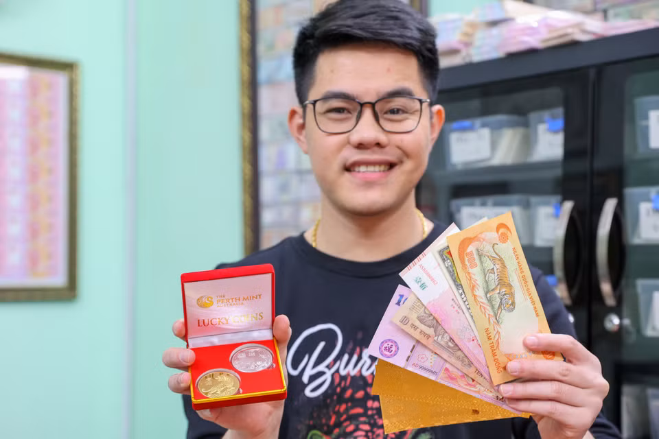 Anh Hùng cho biết tiền không chỉ là một tờ bạc, nó là minh chứng, là câu chuyện lịch sử của một dân tộc, một thời kỳ. (Ảnh: Minh Sơn/Vietnam+)