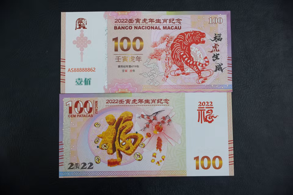 Macao (Trung Quốc) phát hành tiền in hình con hổ trị giá 100 Patacas và 10 Patacas nhân dịp Tết Nhâm Dần 2022. (Ảnh: Minh Sơn/Vietnam+)