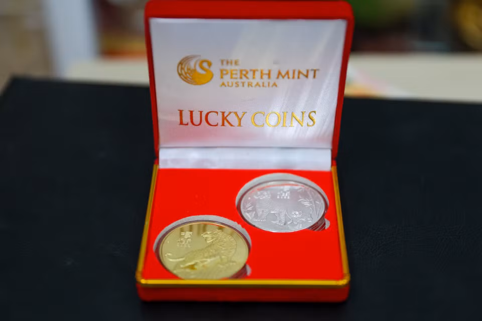 Đồng xu hình con hổ mạ bạc và vàng là viên xu mệnh giá 1 USD Australia được chính phủ nước Úc phát hành kỷ niệm Tết Nhâm Dần 2022, phục vụ nhu cầu lì xì Tết của người châu Á. (Ảnh: Minh Sơn/Vietnam+)