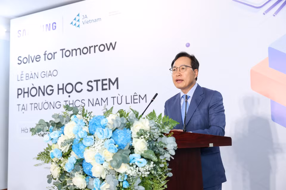 Ông Choi Joo Ho - Tổng giám đốc Tổ hợp Samsung Việt Nam cho biết: “Chúng ta đang sống trong thời đại mà trình độ khoa học công nghệ quyết định năng lực cạnh tranh của một quốc gia. Tôi mong các em sẽ nhớ rằng Việt Nam chỉ có thể trở thành cường quốc công nghệ khi các em phát triển thành những nhân tài khoa học công nghệ. Samsung Việt Nam cùng với các thầy cô tại đây sẽ hỗ trợ nhiệt tình để các em có thể phát triển thành những tài năng khoa học và hơn nữa là những nhà lãnh đạo dẫn dắt tương lai của Việt Nam." (Ảnh: Minh Sơn/Vietnam+)