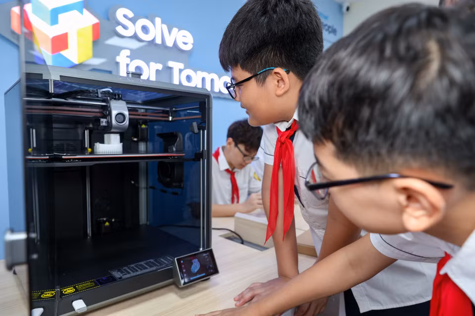 Đặc biệt Samsung còn trang bị máy in 3D và máy gia công tạo hình sản phẩm (máy CNC) giúp các em học sinh thỏa sức biến ý tưởng thành mô hình thực. (Ảnh: Minh Sơn/Vietnam+)