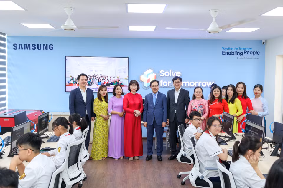 Hoạt động trao tặng phòng STEM Lab nằm trong khuôn khổ cuộc thi Solve for Tomorrow của Samsung. (Ảnh: Minh Sơn/Vietnam+)