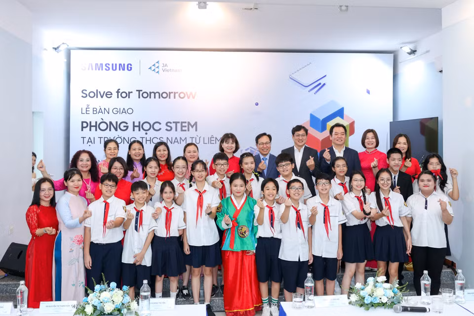 Ngày 25/6 tại Hà Nội, Samsung Việt Nam đã trao tặng phòng học chức năng STEM Lab cho Trường Trung học cơ sở Nam Từ Liêm (Hà Nội) nhằm tạo cho các em học sinh tại đây có không gian, điều kiện nghiên cứu và ứng dụng khoa học công nghệ, giúp các em sẵn sàng làm chủ tương lai. (Ảnh: Minh Sơn/Vietnam+)