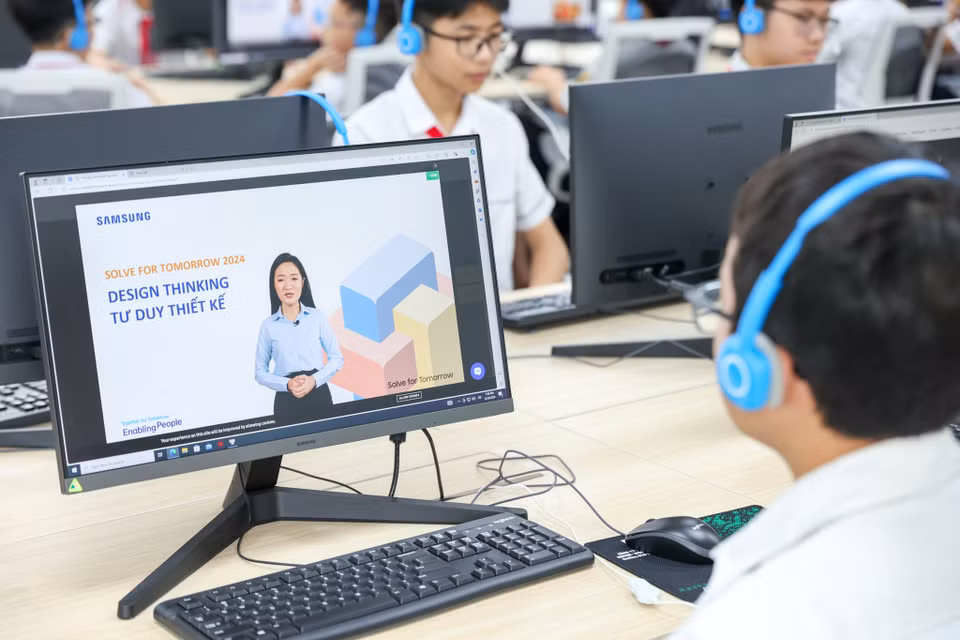 Phòng STEM Lab được Samsung trao tặng với nhiều trang thiết bị hiện đại bao gồm 30 bộ máy tính, hệ thống máy chiếu, điều hòa, tivi Samsung… (Ảnh: Minh Sơn/Vietnam+)