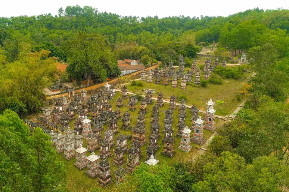Bổ Đà hay chùa Quán Âm núi Bổ Đà nằm ở phía Bắc chân núi Phượng Hoàng thuộc thôn Thượng Lát, xã Tiên Sơn (Việt Yên, Bắc Giang), là một trong những trung tâm Phật giáo của phái Trúc Lâm Tam tổ. (Ảnh: Tùng Lâm-Ngọc Sơn/Vietnam+)