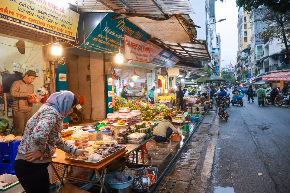 Giá thành các mặt hàng ở đây tuy đắt đỏ nhưng việc mua bán diễn ra theo thói quen không mặc cả. Chủ và khách thường đã quen mặt nên phát giá bao nhiêu mua bấy nhiêu, miễn sao chất lượng đảm bảo. (Ảnh: Minh Sơn/Vietnam+)