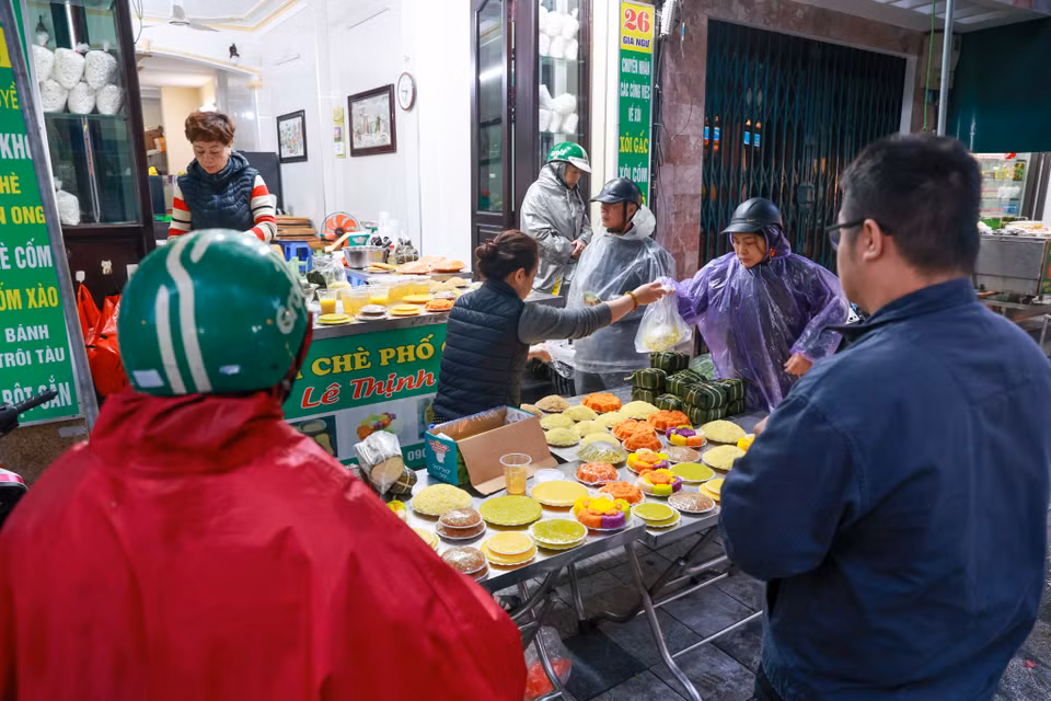 Nhiều hàng xôi chè được trình bày rất đẹp mắt để thắp hương cúng gia tiên. (Ảnh: Minh Sơn/Vietnam+)