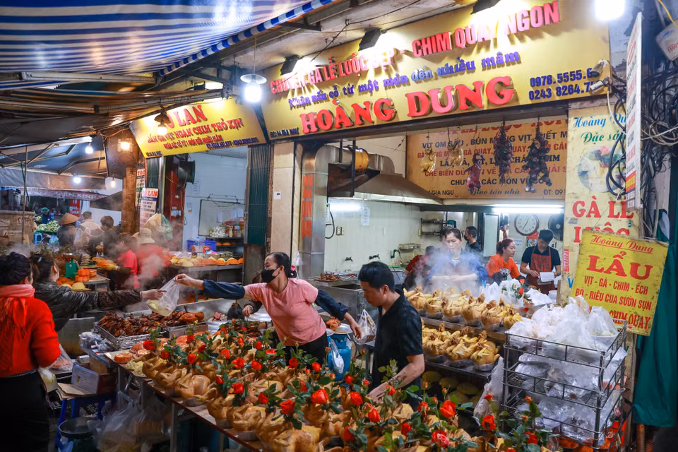 “Gà ngậm hoa hồng” là một trong những món đặc trưng được bán với số lượng lớn tại khu chợ này. (Ảnh: Minh Sơn/Vietnam+)