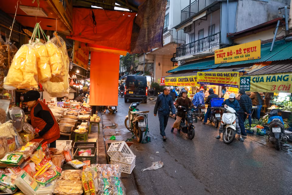Chợ Hàng Bè, phố Gia Ngư (Hoàn Kiếm, Hà Nội) được ví như "Chợ nhà giàu" do hội tụ nhiều món ngon của lạ, đồ cúng lễ làm sẵn, thực phẩm tươi ngon và có giá cao so với mặt bằng chung. (Ảnh: Minh Sơn/Vietnam+)
