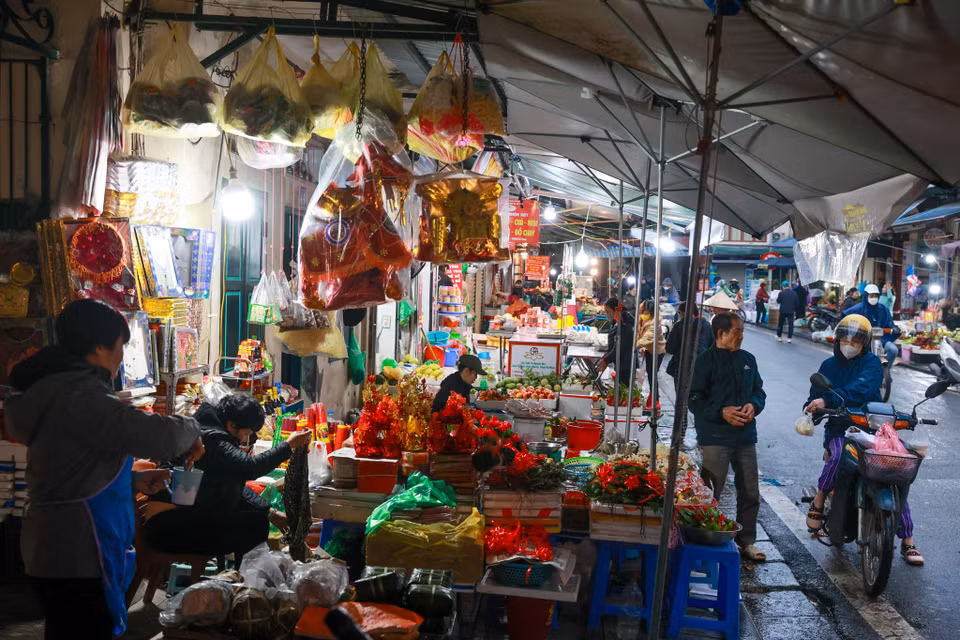 Đồ ăn làm sẵn ở đây phong phú nên nhiều gia đình chỉ đi một vòng chợ là có thể sắm đủ mâm cúng ngày Rằm tháng Giêng như gà luộc, canh măng mọc, xôi, nem rán... (Ảnh: Minh Sơn/Vietnam+)