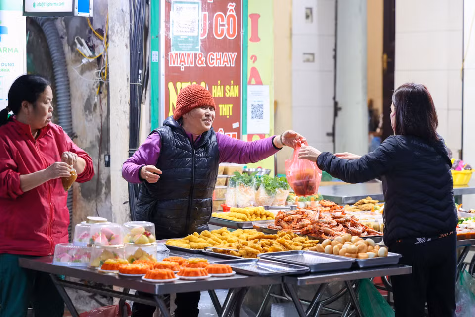 Thực khách đến đây không phải mất công lựa chọn vì mặt bằng chung cửa hàng nào cũng bán đồ ngon và tốt nhất. (Ảnh: Minh Sơn/Vietnam+)