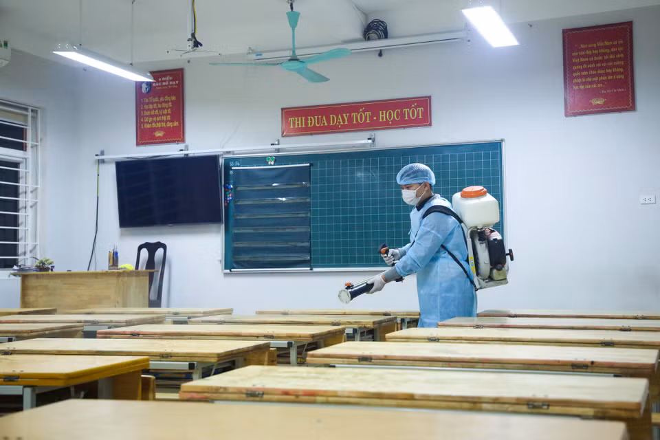 Trước đó, vào sáng 31/1, Giám đốc Sở Giáo dục và Đào tạo Hà Nội Chử Xuân Dũng đã chủ trì hội nghị trực tuyến với các điểm cầu của phòng giáo dục và đào tạo 30 quận, huyện, thị xã nhằm quán triệt công tác phòng, chống dịch bệnh viêm đường hô hấp do củng mới của virus corona. (Ảnh: Minh Sơn/Vietnam+)