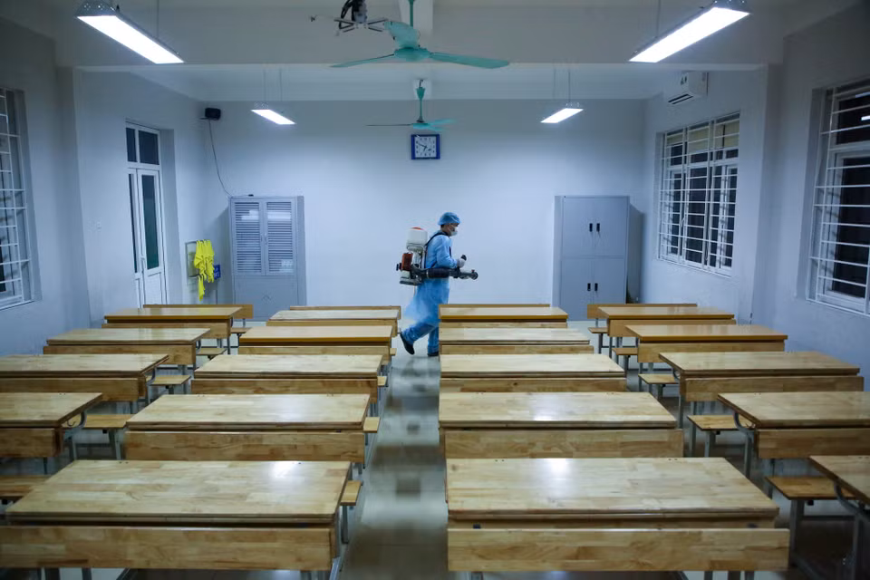 Việc phun khử trùng phải được thực hiện xong trong ngày thứ Bảy và Chủ Nhật đầu tháng 2/2020. (Ảnh: Minh Sơn/Vietnam+)