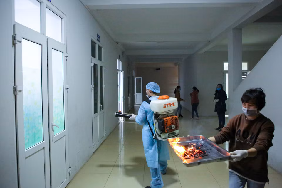 Nhà trường cũng đã cho mua bồ kết về đốt tại các phòng vệ sinh. (Ảnh: Minh Sơn/Vietnam+)