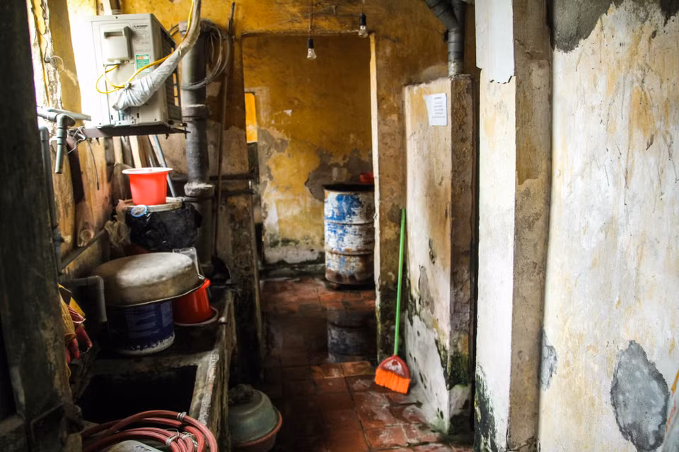 Nhà vệ sinh chật chội, tuy được lau dọn thường xuyên nhưng vẫn hôi hám, bẩn thỉu vì liên tục bị ngấm nước từ nhà vệ sinh tầng trên xuống. (Ảnh: Minh Sơn/Vietnam+)