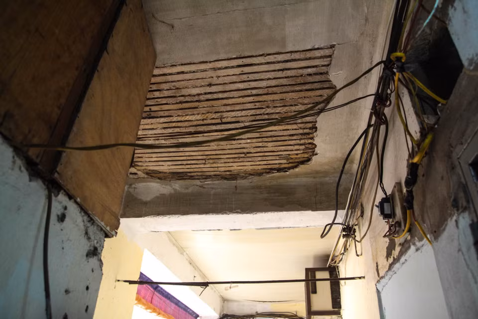 Trần nhà nhiều nơi bong tróc khiến người dân mỗi khi qua đây phải ôm đầu sợ sập xuống. (Ảnh: Minh Sơn/Vietnam+)