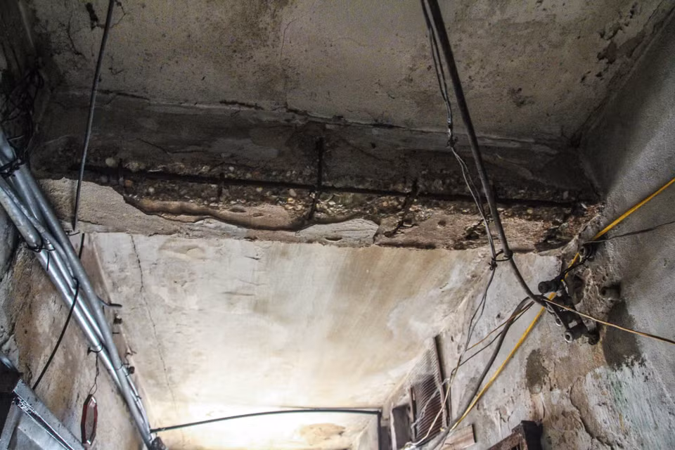 Nhà được xây dựng từ những năm 60 của thế kỷ trước và chưa từng một lần được sửa chữa. Trần nhà tróc vữa trơ cả lõi thép bên trong. (Ảnh: Minh Sơn/Vietnam+)