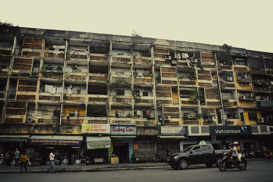 Đầu tháng 2/2015, Viện Quy hoạch Xây dựng Hà Nội đã đưa ra bản khảo sát cải tạo xây dựng lại khu tập thể Quỳnh Mai. Trong khi chờ đợi các cơ quan chức năng giải quyết cải tạo, người dân khu tập thể C5 vẫn hàng ngày vẫn phải đối mặt với những hiểm nguy ngay tại nơi sống của mình. (Ảnh: Minh Sơn/Vietnam+)