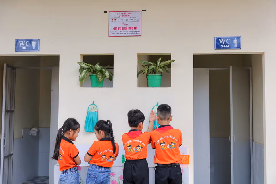 Kể từ bây giờ, 350 học sinh của nhà trường được sử dụng nhà vệ sinh xanh, sạch, đẹp. Đây là một trong những yếu tố vô cùng quan trọng giúp các bậc phụ huynh yên tâm hơn khi con em mình được chăm sóc sức khỏe học đường tốt hơn. (Ảnh: Minh Sơn/Vietnam+)