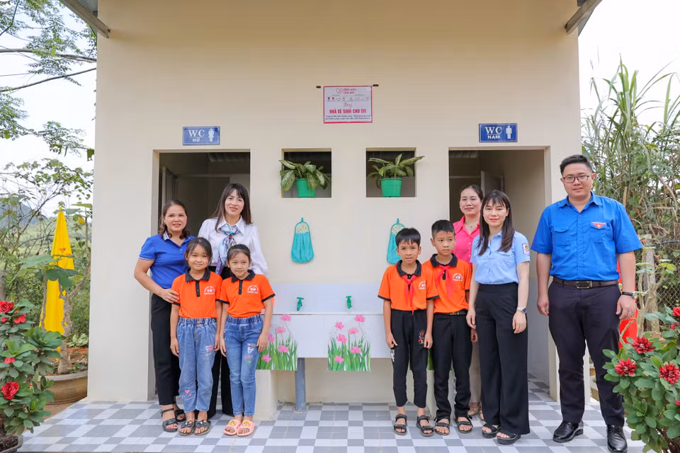 Đây là 10 công trình tiếp theo được khánh thành trong Dự án xây dựng 1.000 nhà vệ sinh trường học. Dự án này thuộc Chương trình “Điều ước cho em” – chung tay hỗ trợ nhiều mặt cho học sinh và giáo viên tại các địa bàn khó khăn, địa bàn vùng sâu, vùng xa, vùng đồng bào dân tộc thiểu số. (Ảnh: Minh Sơn/Vietnam+)
