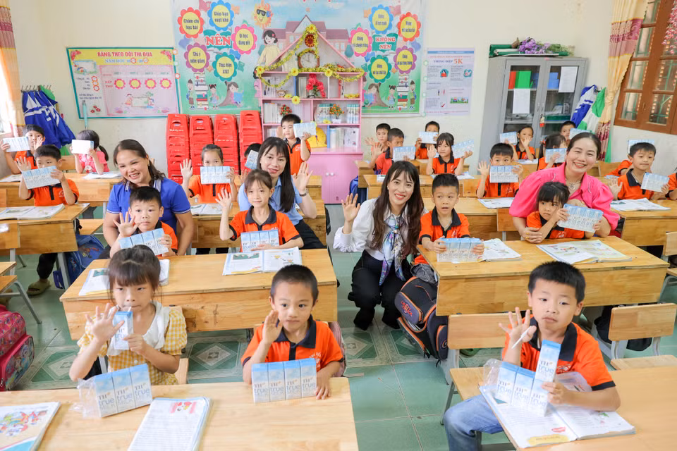 Tập đoàn TH cũng đã trao tặng 1.968 ly sữa tới các em học sinh trên địa bàn huyện Hàm Yên. (Ảnh: Minh Sơn/Vietnam+)