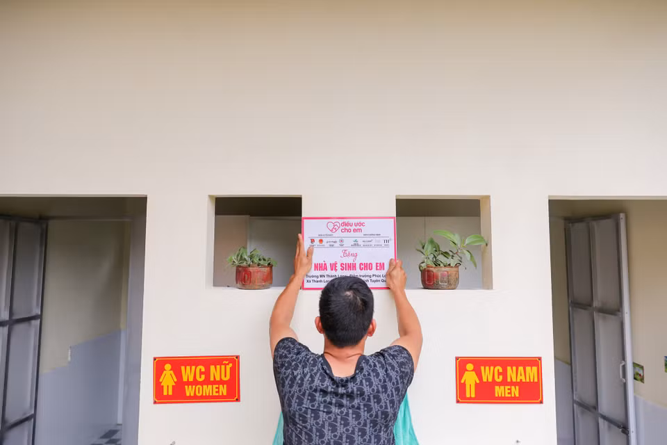 Để thực hiện hiệu quả dự án 1.000 nhà vệ sinh trường học, Trung tâm Tình nguyện Quốc gia được Bộ Giáo dục và Đào tạo, Trung ương Đoàn TNCS Hồ Chí Minh và các bên giao làm đơn vị thường trực, điều phối và tiếp nhận nguồn lực và triển khai Chương trình "Điều ước cho em" - trong đó có có Dự án 1.000 nhà vệ sinh trường học (nhà vệ sinh cho em). (Ảnh: Minh Sơn/Vietnam+)