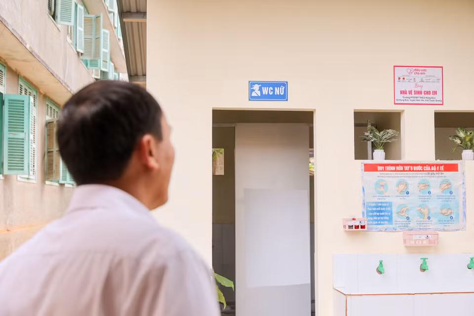 Các công trình nhà vệ sinh được bàn giao cũng góp phần tạo điều kiện để các em học sinh cải thiện sức khỏe và yên tâm học tập đồng thời lan tỏa tinh thần trách nhiệm xã hội, góp phần thu hút các nguồn lực xã hội nhằm đầu tư đúng hướng cho trẻ em, xây dựng trường học thân thiện, học sinh khỏe mạnh, tích cực. (Ảnh: Minh Sơn/Vietnam+)